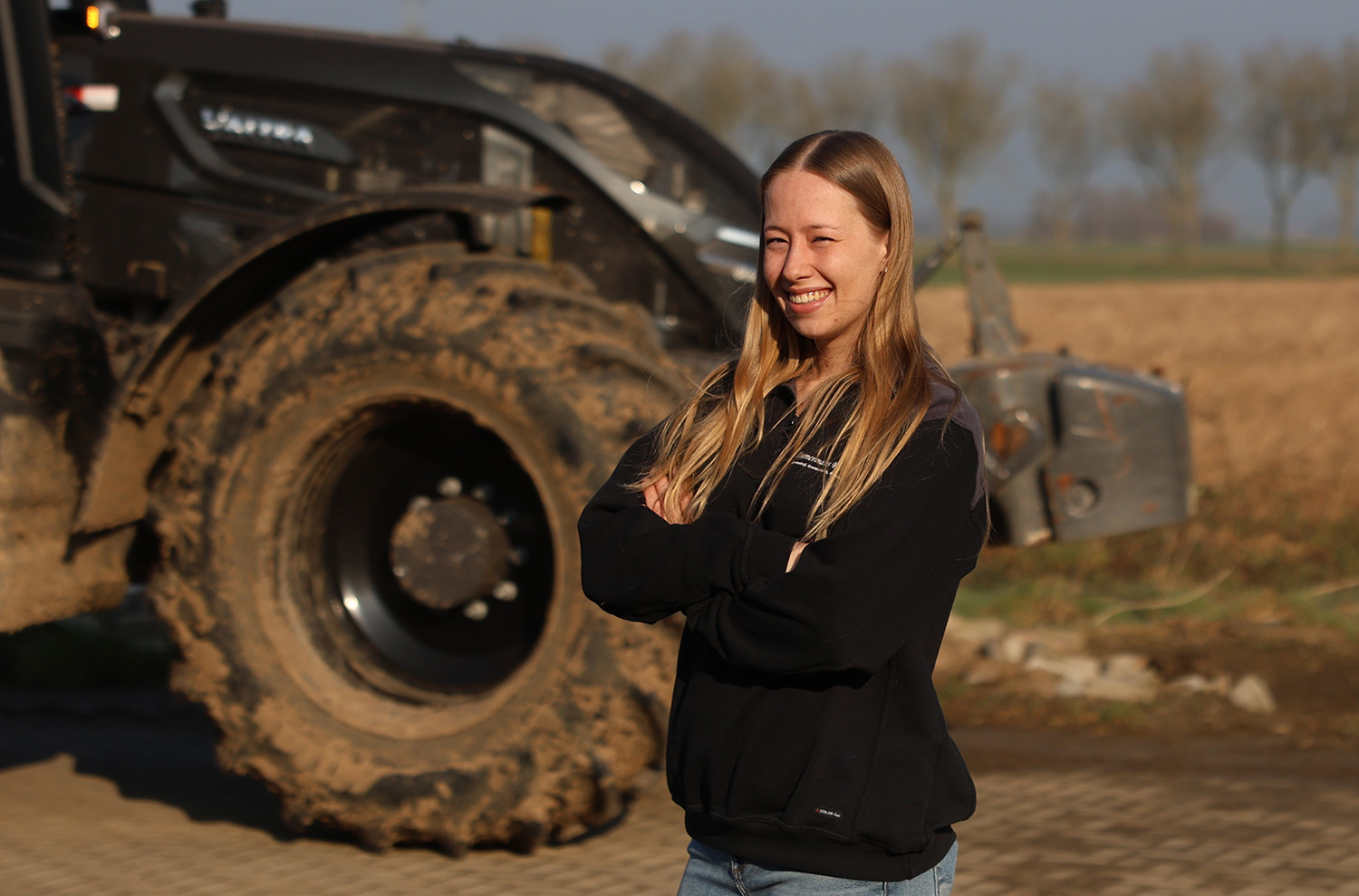 Linda zit veel achter het stuur van de Valtra Q en ze doet dat met heel veel plezier. “Het is een chique trekker.”