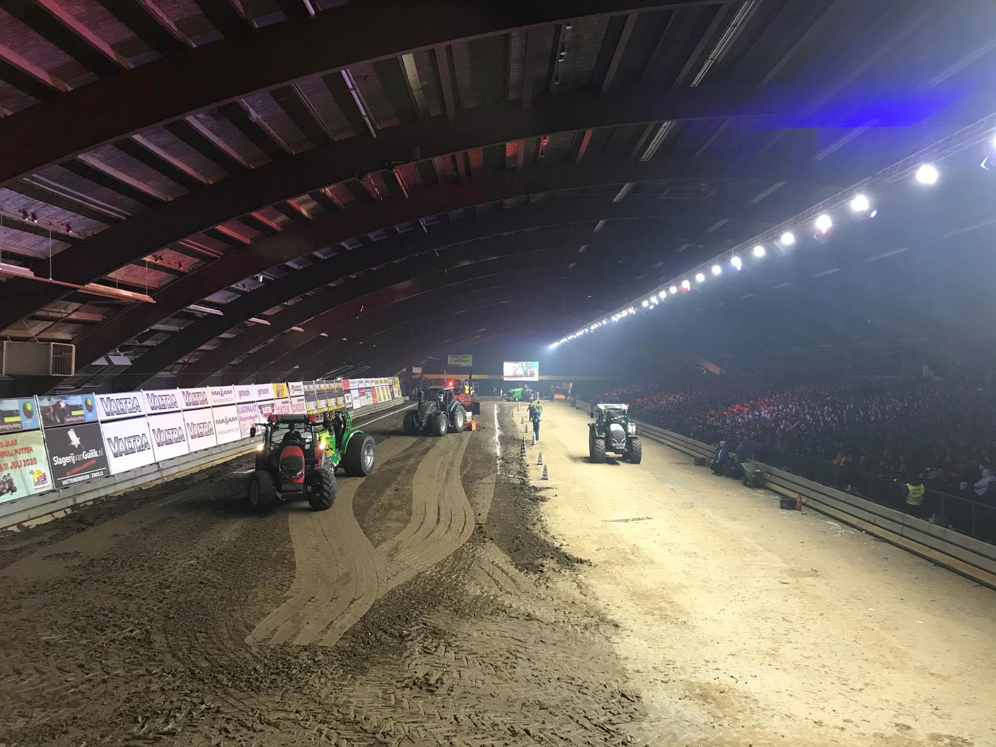 Bij de jaarlijkse Indoor Tractor Pulling wedstrijd in de IJsselhallen in Zwolle is een prominente plek ingeruimd voor Valtra tractoren.
